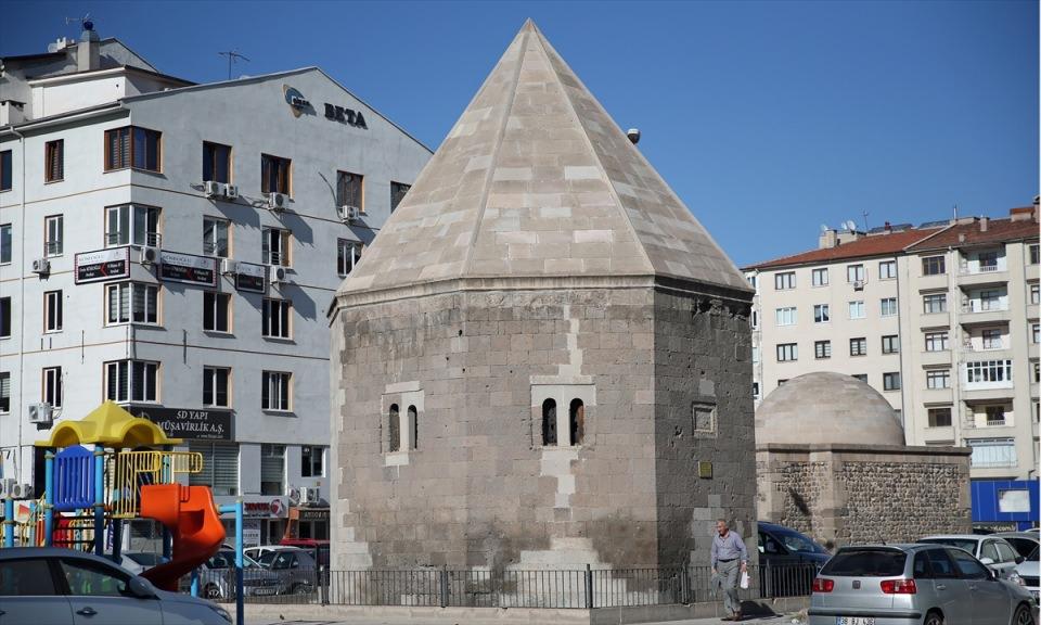 <p>Bunların arasında avukat var, hakim, doktor var. Hem sevabını almak istiyorlar hem de buraları temizleyip nefislerini, gururlarını, kibirlerini kırmak istiyorlar. Onlar da manevi olarak büyük haz aldıklarını, huzur bulduklarını söylüyorlar."</p>