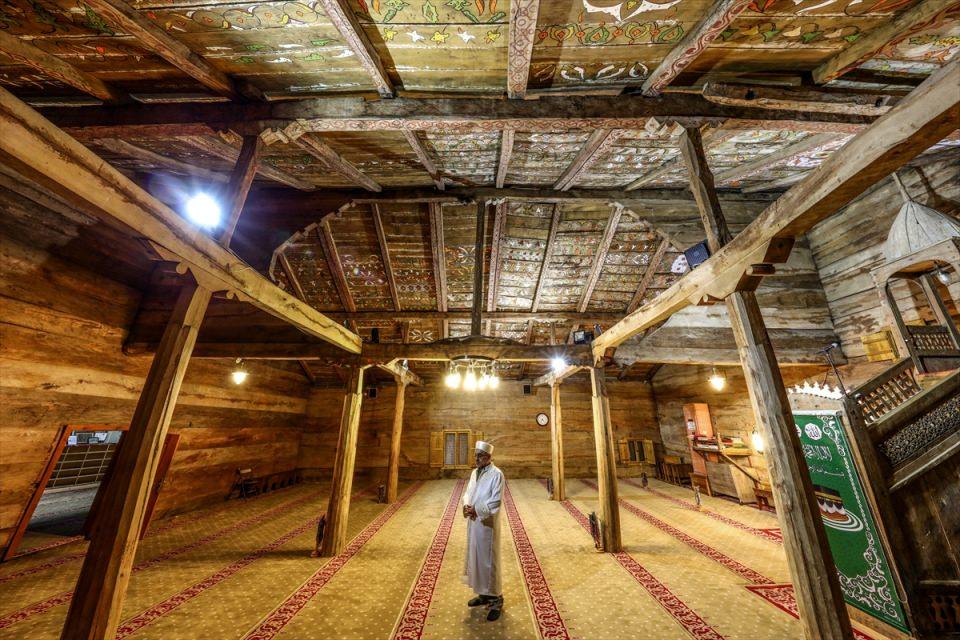 <p>Çivi kullanılmadan "kurtboğazı" geçme tekniği ile inşa edilen cami, Türkiye'de ayakta kalan en eski ahşap camilerden biri olarak gösteriliyor.</p>

<p> </p>
