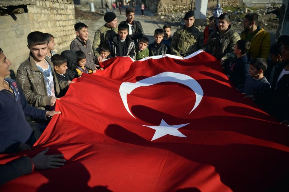 <p>Çocukların isteğini geri çevirmeyen askerler onlarla çift kale maç yaptı. Bu sırada köydeki gençler de köy meydanında Türk bayrağı açtı.</p>
<p></p>