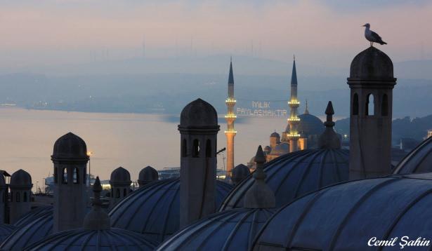 <p>Fotoğrafçı Cemil Şahin'in farklı tekniklerle çektiği Türkiye'nin büyük camilerinin fotoğrafları sosyal medyada büyük ilgi görüyor. Camilerdeki simetri ve dizayn ise ancak  tepeden yapılan çekimlerde belli oluyor..<br />
<br />
<span style="color:#FFD700">Süleymaniye'den Boğaz ve gündoğumu...</span></p>
