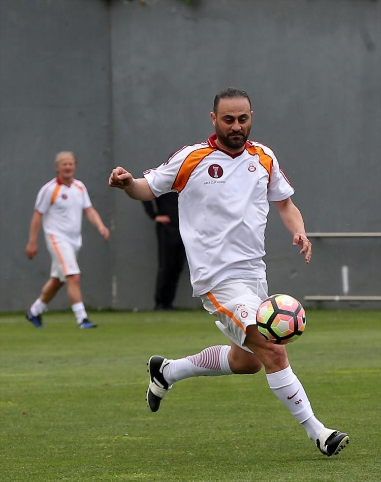 <p>Öte yandan Florya Metin Oktay Tesisleri Jupp Derwall Antrenman Sahası'nda 1996-2000 Karması ile Galatasaray All Star takımı gösteri maçı gerçekleştirdi. 17'şer dakikalık iki devre halinde oynanan mücadeleyi 1996-2000 Karması 6-5 kazandı.</p>
