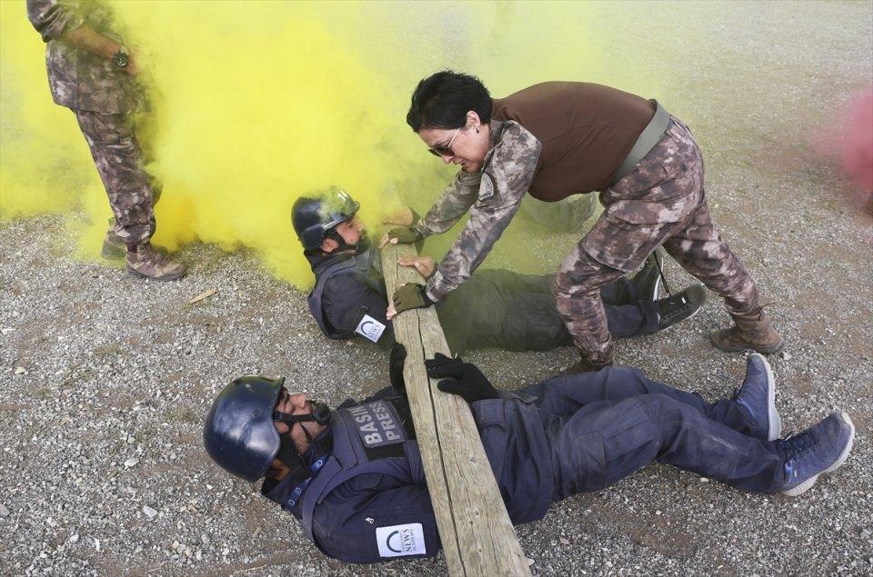 <p>Kursiyerler, polislerce düzenlenen baskın tatbikatlarında senaryo gereği alıkonulmamak için sırayla sabaha kadar nöbet tuttu. Sabah farklı bir güzergahtan 10 kilometre yürüyerek Özel Harekat Dairesi Başkanlığına gelen kursiyerler, burada oluşturulan parkurdaki tünelin içinden sürünerek geçti ve belirlenen hedeflerden görüntü almaya çalıştı.</p>

<p> </p>
