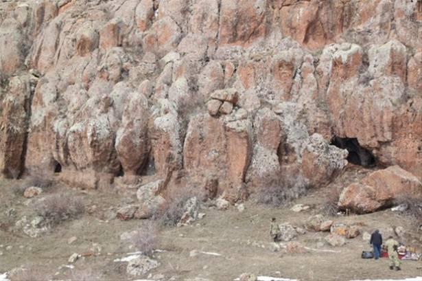 <p>Erzurum'un Tekman ilçesi kırsalında terör örgütü mensuplarının kullandığı beş mağara ve bir yer altı sığınağında, çok miktarda el yapımı patlayıcı, sağlık, gıda ve temizlik malzemeleri ele geçirildi. </p>
<p> </p>