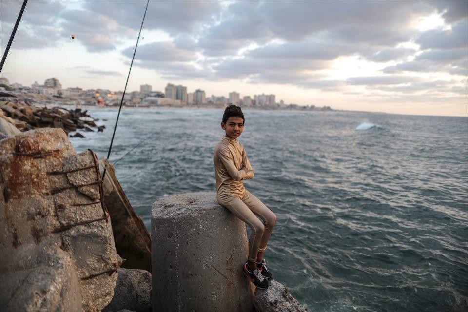 <p>Gazze'de yaptığı cimnastik hareketleriyle yeteneğini her gün biraz daha geliştirmek için gayret sarf eden 12 yaşındaki Yusuf el-Behtini, esnekliğiyle görenleri şaşkına çeviriyor.</p>
