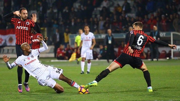 <p>Spor Toto Süper Lig'in 9. haftasında Ankara'da Gençlerbirliği ile 1-1 berabere kalan Beşiktaş'ta, Talisca ayağına darbe almıştı. Yapılan kontrollerin ardından Talisca'nın ayak tarak kemiğinin kırıldığı ve futbolcunun 3 ay sahalardan uzak kalacağı açıklandı.</p>
<p> </p>