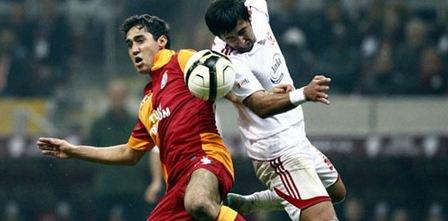 <p>Furkan Özçal, F.Bahçe'ye transferini kendisi yaktı!</p>

<p>Ersun Yanal'ın "Gelecek sezon onu kadroda görmek istiyorum" dediği Furkan Özçal, kendi kendini yaktı.</p>

<p>BAŞTA Atletico Madrid’deki gururumuz Arda Turan olmak üzere Caner Erkin, Umut Bulut ve Burak Yılmaz gibi Türk Milli Takımı’nın iskeletini oluşturan birçok yıldız üzerine büyük emeği olan F.Bahçe Teknik Patronu Ersun Yanal’ın son gözdesinin Furkan Özçal olduğu ortaya çıktı.. Geçen sezonun devre arasında sarı-lacivertlilerin futbolcu izleme komitesine genç futbolcuyla ilgili detaylı bir rapor hazırlanması için direktif verdiği öğrenilen şampiyon hoca, başkan Aziz Yıldırım’a da Furkan’ı kadroda görmek istediğini iletti.<br />
 <br />
YÖNETİM de bonservisi G.Saray’da olan ve geçen sezon kiralık oynadığı Kardemir Karabük’te Tolunay Kafkas’ın vazgeçilmezi olmayı başaran 23 yaşındaki oyuncunun transferine sıcak baksa da Furkan tabiri caizse kendi kendi yaktı?.. Nasıl mı?<br />
 <br />
G.SARAY İSTEMİYOR!<br />
 <br />
TARİH yaprakları 9 Mayıs’ı gösteriyordu. Nisanda şampiyonluğunu ilan eden F.Bahçe, ligin sondan bir önceki haftasında Karabük’ü ağırladı Saracoğlu’nda.. Karadeniz temsilcisinde futbolcular maçtan “Akhisar Belediyeliler gibi biz de şampiyon F.Bahçe’yi alkışlayalım” diye sözleştiler. Seremoniden önce de çıkış tüneli önünde dizildiler, sarı-lacivertlileri alkışlarla onore ettiler. Ancak Karabük kaptanı eski F.Bahçeli İlhan’ın organizasyonuna 3 kişi katılmamıştı. Onlardan biri Furkan, diğerleri de G.Saray patentli diğer isimler Murat Akça ve Uğur Uçar’dı.<br />
 <br />
G.SARAY bu sezon da kadroda düşünmediği yetenekli orta sahanın bu protestosu sarı-lacivertli yönetimin dikkatinden kaçmazken, sarı-lacivertliler transfer girişimlerine başlamadan Furkan dosyasını bir daha açmamak üzere rafa kaldırdı.</p>
