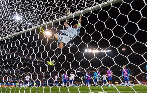 <p>Dünya ve İtalya futbol tarihinin en büyük kalecilerinden olan Buffon dün akşam Belçika'yı yendikleri maçın ardından sevinmeye çalışırken rezil oldu.</p>

<p> </p>
