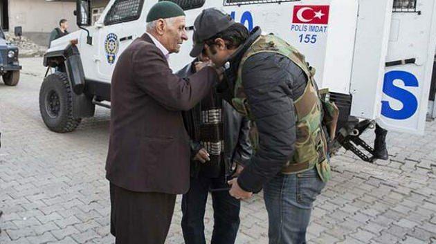 <p><strong>''BUNLAR BURALARIN ÇOCUKLARI OLAMAZ''</strong><br />
Yaşlı bir vatandaş ise güvenlik güçlerine derdini şöyle anlattı:<br />
"59 yıldır burada yaşarım ben. Bu son 5 senedir yaşadıklarımı keşke ölseydim de yaşamasaydım. Kim bu adamlar? Bunlar, buraların çocukları olamaz. Buranın çocukları çok temizdi. Nereden geldi bunlar? Bunlar Kürt değil. Camilerimizi, evlerimizi yaktılar."</p>