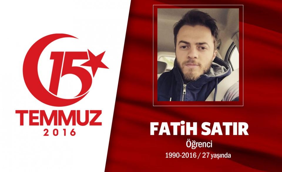 <p>26 yaşındaki Fatih Satır, pilot olma hayalleri kuruyordu. Pilotluk sınavını kazanmış, mülakata girmeyi bekliyordu. "Baba ölmek var, dönmek yok. Hakkını helal et. Şehit olmaktan geriye dönüş yok. Sizi çok seviyorum" diyerek yola çıktı. Sarıyer’den İstinye’deki Borsa İstanbul’un önüne geldi. Hain darbecilerin açtığı yaylım ateşi sonucu şehit düştü. Şehidin babası, “"Şehit oğlumun üzerindeki kanlı bayrağı asla yıkatmam" diyor. Demokrasi şehidi Fatih Satır'ın cenazesi İstinye Aile Kabristanlığı'nda son yolculuğuna uğurlandı. </p>

<p> </p>
