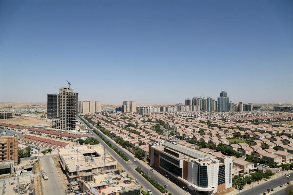 <p>Yaklaşık bir milyon n&uuml;fusa sahip olan kentin modern y&uuml;z&uuml;n&uuml; yeni yapılanan konutlar ve iş merkezleri oluşturuyor.&nbsp;</p>
