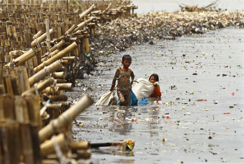 <p><strong>Denizden plastik çöp toplayan çocuklar</strong><br />
<br />
Endonezya'nın başkenti Jakarta'da denize kıyısı bulunan sahil köyünde, çocuklar dalgaların kıyıya sürüklediği plastik çöp ve atık topluyor.<br />
<br />
<strong>Agoes Rudianto</strong></p>
