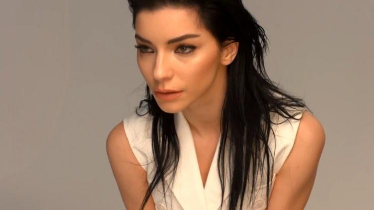 <p><strong>Merve Boluğur</strong></p>
<p>Yaklaşık 3 milyon</p>