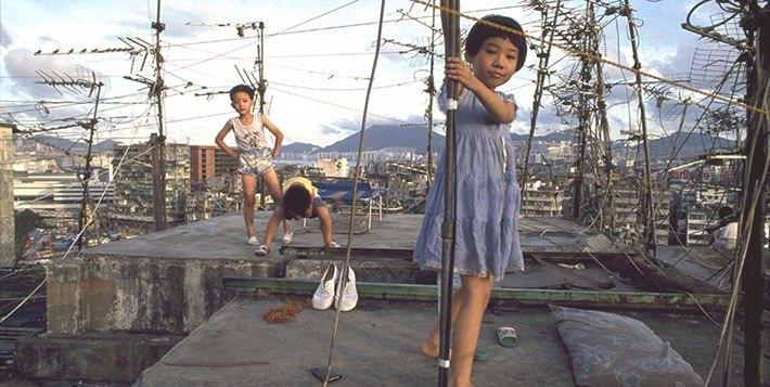 <p>Kowloon'un çocukları, oyun oynamak için sokakları değil çatıları tercih ediyordu. Çünkü en rahat nefes alabildikleri yer, çatılardı.</p>
<p> </p>