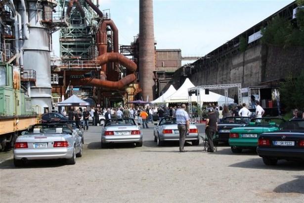 <p>Mercedes severler Almanya'nın Hattingen kentinde buluştu. Mercedes kulübü tarafından her sene düzenlenen etkinlik kapsamında Mercedes klasikleri ve son model Mercedes'ler bir araya geldi. İşte o otomobiller....</p>
<p> </p>