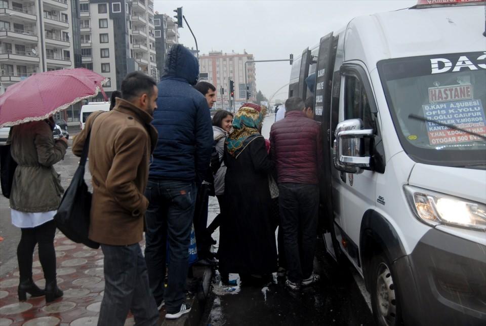 <p>Taksi ücretini ödeyecek parasının olmadığını dile getiren Tokdemir, "Minibüse binmek zorundayım. Minibüsten indikten sonra da belli bir mesafe yürümek zorunda kalacağım." sözlerine yer verdi. </p>

<p> </p>
