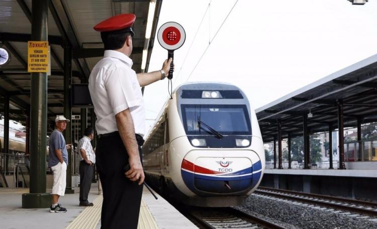 <p>Ülkemizin en gelişmiş sanayi şehirlerinden biri olan Bursa ile Bilecik arasında inşa edilen hızlı tren hattıyla Bursa; İstanbul, Eskişehir, Ankara ve Konya`ya bağlanacak. </p>
