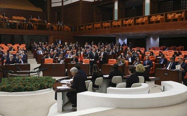 <p>Yabancı devletlere Türkiye Cumhuriyeti'nin temsilcilerini gönderecek, Türkiye Cumhuriyeti'ne gönderilecek yabancı devlet temsilcilerini kabul edecek. Milletlerarası andlaşmaları onaylayacak ve yayımlayacak.</p>

<p> </p>
