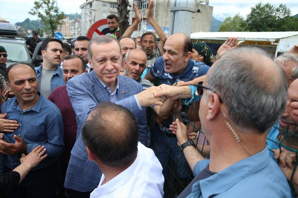 <p>Güneysu'daki ikametinden ayrılarak helikopterle Hopa ilçesi Kopmuş mevkisine gelen Cumhurbaşkanı Erdoğan’ı burada Gümrük ve Ticaret Bakanı Bülent Tüfenkci, Artvin Valisi Ömer Doğanay ve çok sayıda vatandaş karşıladı.</p>