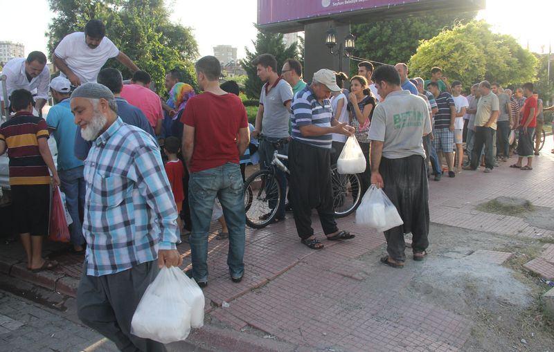 <p> Karcının daha büyük bir araçla kar getirmesi gerekir. Adana’nın sıcağında kar yiyerek serinliyoruz. 2 saattir kar almak için sırada bekliyorum" dediler.</p>
