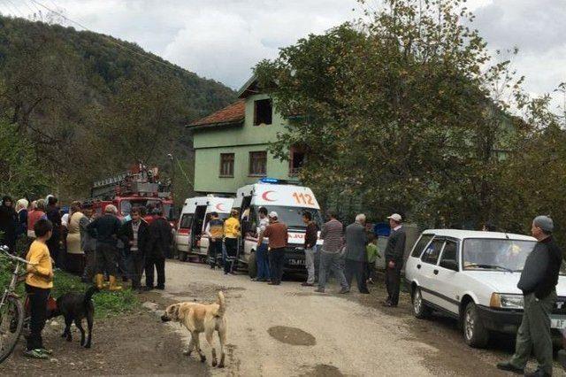 <p>Sobadan sıçrayan kıvılcımın neden olduğu tahmin edilen yangını gören Rümeysa Altunbaş, alevlerden içeriye giremedi.</p>
