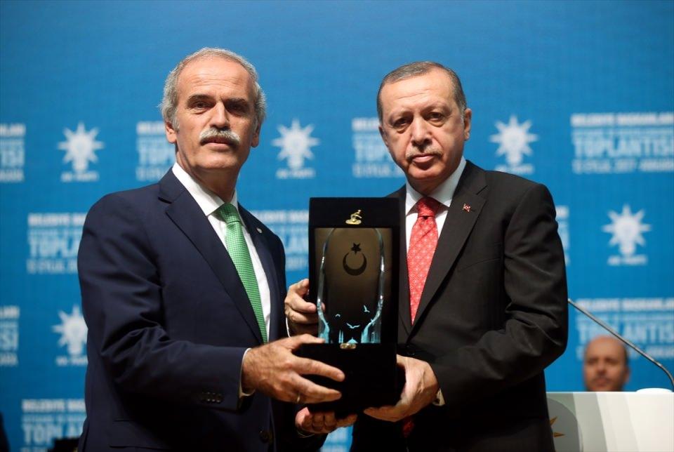 <p>Bursa Büyükşehir Belediye Başkanı Recep Altepe  öldü aldı.</p>
