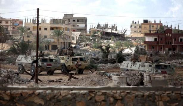 <p>Kuzey Sina'da 30 kişinin ölümü ile sonuçlanan bombalı saldırının ardından, Mısır ordusu, Gazze Şeridi ile Mısır arasında bulunan Refah Sınırı'nda saldırıları önlemek amacıyla operasyon başlattı.</p>
