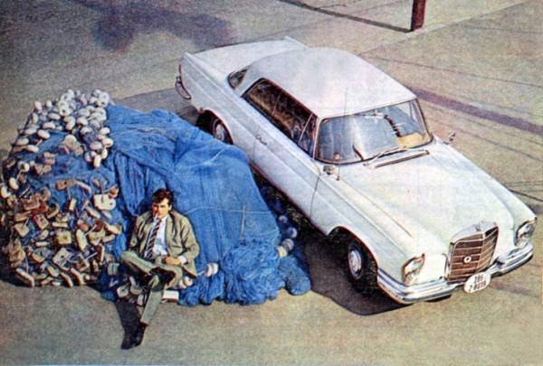 <p>
<p>
<p><strong>Tamer Yiğit, “285 Z- 8019” plakalı 1962 model Mercedes 2020 SE’yle birlikte…</strong></p>
</p>
</p>
<p>Ünlü sanatçımız Tamer Yiğit, saatte 200 km yapabilen bu lüks arabayı, 1966 yılında 85.000 TL’ye satın almıştı..</p>