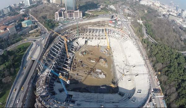 <p>Dolmabahçe'de 1939 yılında temeli atılan, 1947'de hizmete açılan, önce Mithatpaşa, sonra Dolmabahçe ve son olarak da İnönü Stadı ismini alan stadyumun yıkılarak yerine yapımına başlanan Vodafone Arena'nın kaba inşaatı bitme aşamasına geldi. DHA'nın havadan yaptığı çekimlerde stadın belirdiği görülüyor. Tribünlerde koltukların yerleştirileceği bölümlerin yarısı tamamlanırken, orta bölümde ise hummalı bir çalışma devam ediyor. Şantiyesinde 24 saat aralıksız çalışmanın devam ettiği 41 bin 903 kişi kapasiteli ve iki katlı olarak planlanan yeni stadyumun birinci katı yüzde 26 eğimli , ikinci katının ise yüzde 36 eğimli olacağı belirtildi.</p>

<p> </p>
