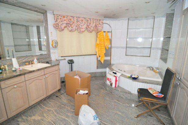 <p>Halis toprak, tahliye işlemini izlemek üzere köşk önünde bekleyen basın mensuplarına köşkün boş salonunda bir sandalyede oturarak açıklamalarda bulunmuştu.</p>
<p> </p>