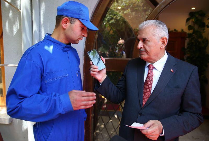 <p><strong>"ACELE ETME MUSA"</strong></p>
<p>Başbakan Yıldırım Meclis’teki ilk konuşması sırasında kendisine sataşmaya başlayan ana muhalefet vekillerine de ayar verdi. Karayolları ihaleleriyle ilgili bilgi verdiği sırada, “İhaleleri kim alacak” diye soran CHP İzmir milletvekili Musa Çam’a “Musa acele etme, daha yeni başladık. Daha çok muhabbetimiz olacak” diyerek cevap verdi. Hızlı trenden bahsettiği sırada kendisini eleştiren CHP Kocaeli milletvekili Haydar Akar’a “Haydar merhaba. Hazırlığını iyi yap. Senle işimiz var. Haydar dinle, sabret” dedi.</p>