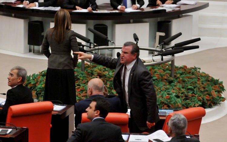 <p>2009 yılı Şubat ayında yapılan genel kurulda ikinci kez Güreş Federasyonu Başkanı olarak seçildim. Aynı yıl Eylül ayında Danimarka’da yapılan Dünya Güreş Şampiyonası’nda grekoromen stilde Türk milli takımı dünya şampiyonu oldu. Federasyon Başkanlığı dönemimde yıldız, genç ve büyükler kategorilerinde çok sayıda Avrupa ve Dünya şampiyonu sporcunun yetiştirilmesinde önemli katkılar sağladık.</p>
