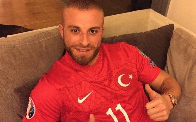 <p>West Ham United'da forma giyen Gökhan Töre, Twitter hesabından bir video paylaşarak, şunları söyledi:</p>

<p>"Tanju abi, güçlü Türkiye için, vatan için, millet için ben de varım. Hakan Çalhanoğlu sen de var mısın?"</p>
