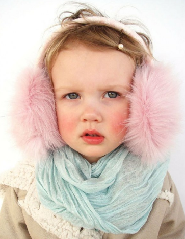 <p>Kış aylarında çocuklara özel, eldiven, atkı, bere ve kaban parçalarına artık kürk kulaklıklar da eklendi.</p>
