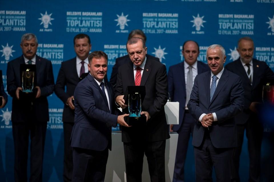 <p>İstanbul'un Gaziosmanpaşa Belediye Başkanı Hasan Tahsin Usta ödül aldı.</p>