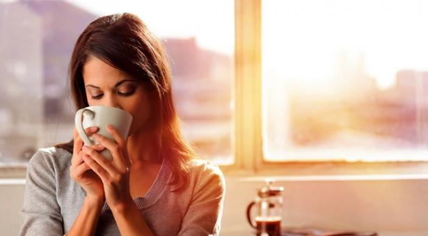 <p>Güne kahvesiz başlamıyor, gün ortasını kahveyle keyiflendiriyor, gününüzü de illa bir kahveyle sonlandırıyor ancak kahve içtikten sonra vücudunuzda neler olduğunu bilmiyorsanız bu haber tam size göre.</p>
