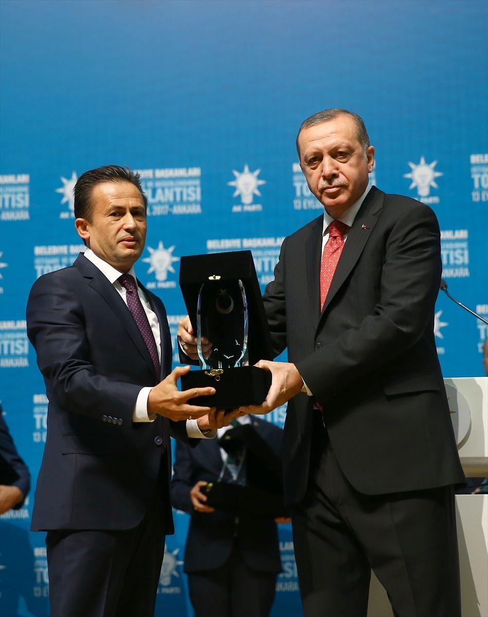 <p>İstanbul'un Tuzla Belediye Başkanı Şadi Yazıcı ödül aldı.</p>
