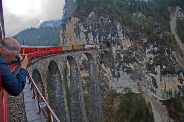 <p>2008 Yılında UNESCO Dünya Mirasları listesine eklenen Rhaetian Tren Yolu, Albula ve Bernina bölgelerinden geçerek İsviçre Alpleri'ni aşan 2 tren yolunu birleştiriyor.</p>

<p> </p>
