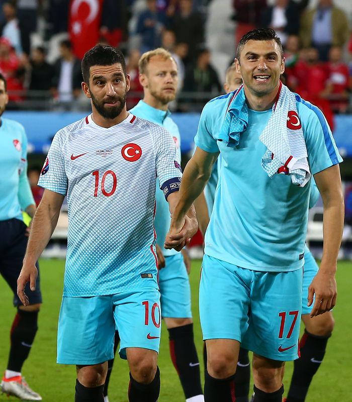 <p>Türkiye yenilgisi Çek Cumhuriyeti’nde büyük hayal kırıklığı yarattı. EURO 2008’deki mağlubiyete göndermede bulunan Çek basınından Sport.cz, “8 yıllık tarih tekerrür etti. Türkler, Çekleri yine evine gönderdi” başlığını attı. Tyden.cz, “Elveda Avrupa... Türklere acı yenilgi sonu getirdi” ifadesini kullandı.</p>