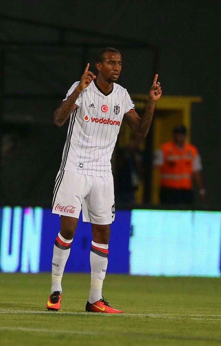 <p>Ankara’daki maçtan sonra İstanbul’da kontrolden geçirilen Talisca’nın, “Ayağımda bir şey yok, ağrı hissetmiyorum. Napoli maçında oynamak istiyorum” dediği belirlendi.</p>
