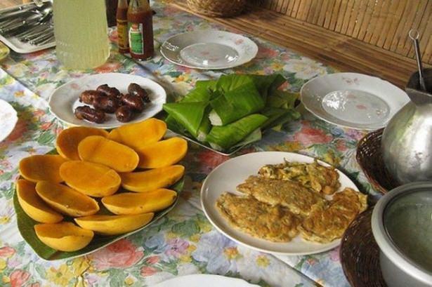 <p>Filipin kahvaltısı</p>

<p>Filipin kahvaltı sofrasında çikolatalı pirinç lapası, salamura balık, kızarmış sarmısaklı pilav ve sert kahve başrolde.</p>
