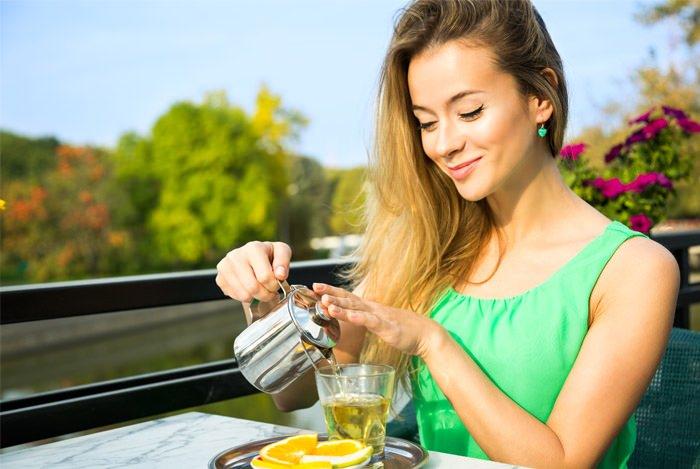 <p>Çay ve kahveyi şeker ile tüketmek de gün içinde 90-100 kalori almanıza neden olur. </p>

