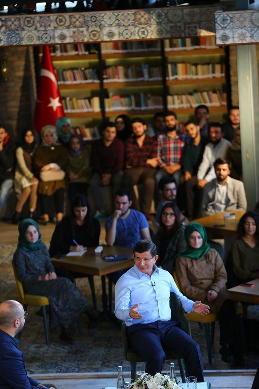 <p><strong>BAŞBAKAN GENÇLERİN SORULARINI YANITLADI</strong></p>
<p>Üsküdar'da üniversite gençliğiyle buluşan Başbakan Ahmet Davutoğlu, gençlerin tüm sorularına cevap verdi. Üsküdar'daki kütüphane/Cafe olan tarihi mekanda gençlerle buluşan Başbakan Ahmet Davutoğlu TRT Haber canlı yayınında gençlerin sorularını cevapladı. </p>
<p><em>İşte Başbakan Davutoğlu'nun gençlerin sorularına verdiği cevaplar:</em></p>