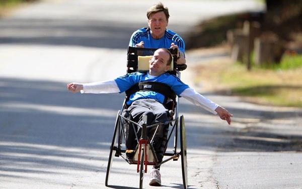 <p>3- Dick Hoyt, engelli oğlunu 85 kez 26.2 mil’lik maratonda tekerlekli sandalyede ittirmiş. Oğlunu sırtında taşıyıp dağ tırmanışı yapmışlar. Ülkeyi gezip bisiklet turuna beraber yer almışlar.</p>
