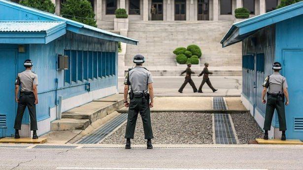 <p> Güney Kore ile Kuzey Kore arasındaki sınıra adını veren Panmunjom, uzun yıllardır askerlerden arındırılmış halde, yani tampon bölge.</p>

<p> </p>
