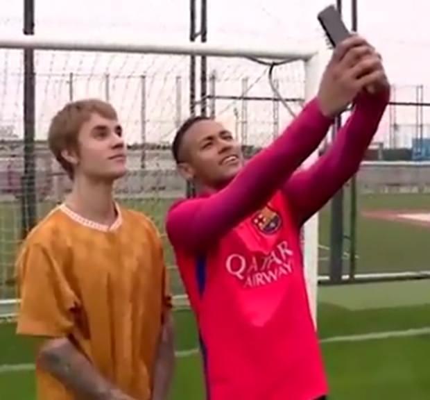 <p>İkili, sahada da selfie çekmeyi ihmal etmedi.</p>
