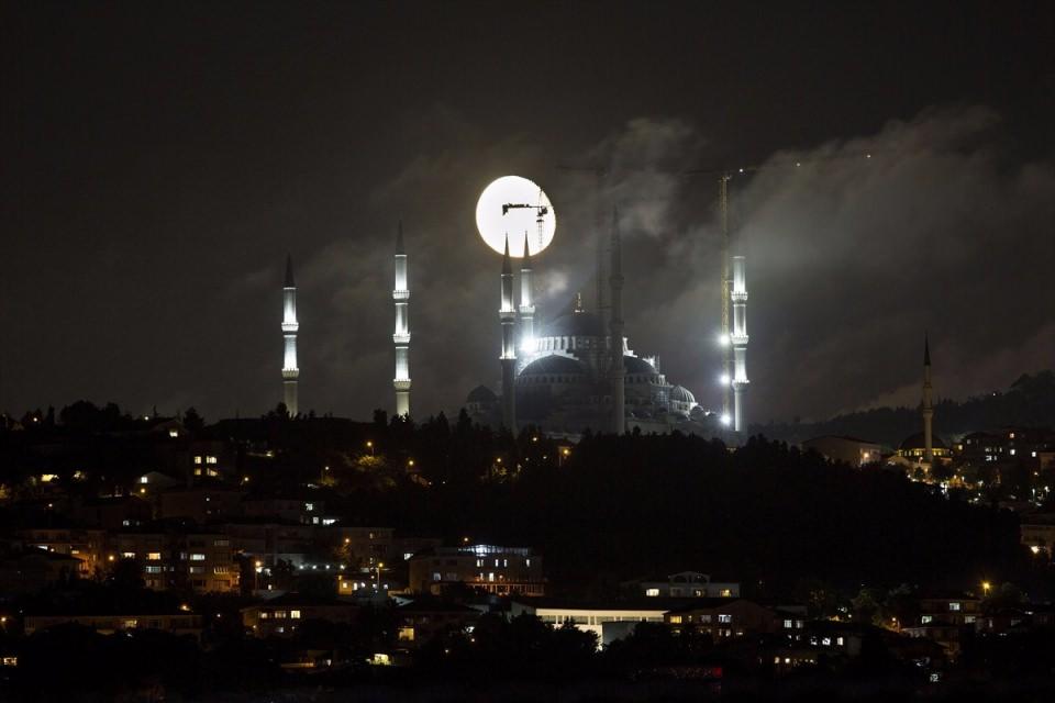 <p>Aynı anda 63 bin kişi namaz kılabilecek.</p>