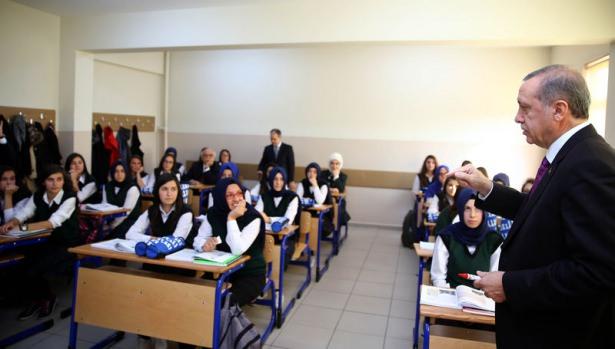 <div>Pursaklar Kız Meslek ve Teknik Anadolu Lisesi’ni ziyaret eden Erdoğan sınıfta öğrencilere ders verdi.</div>

<div> </div>
