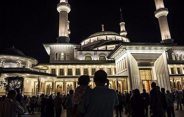 <p>Modern mimari ile Osmanlı mimarisinin bir sentezi olarak nitelenen caminin tüm hüsn-i hat yazıları ve istifleri, hattat Hüseyin Kutlu'nun imzasını; süslemelerin tasarımı ve tatbiki ise günümüzün önemli kalemişi ustalarından Semih İrteş'in imzasını taşıyor.</p>