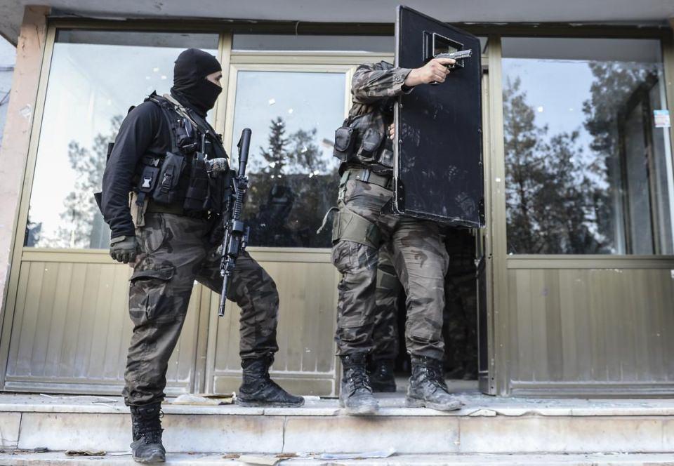 <p>Alınan bilgiye göre, Nusaybin'de 13 Kasım'da saat 21.00'den itibaren uygulanmaya başlanan sokağa çıkma yasağının ardından bazı cadde ve sokaklarda kazılan hendeklerin kapatılması, kamufle amaçlı asılan brandaların ve kurulan barikatların kaldırılması, ilçenin teröristlerden arındırılması için terör örgütü PKK'ya yönelik başlatılan operasyon sürüyor.</p>