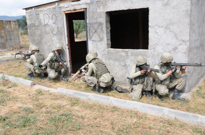 <p>Bolu'daki 2'nci Komando Tugay Komutanlığı, 06 Ağustos 2015 tarihinde Meskun Mahallelerde Muharebe Tatbikatı gerçekleştirdi.</p>
<p> </p>